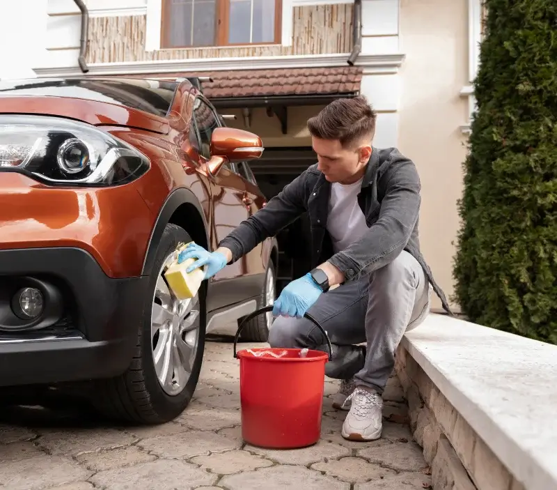 Lavage auto à domicile Escaudœuvres : professionnel intervenant sur un véhicule